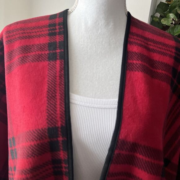 Woolrich Red & Black Plaid Super Soft Luxurious Fleece Style Wrap - One Size - Picture 2 of 8